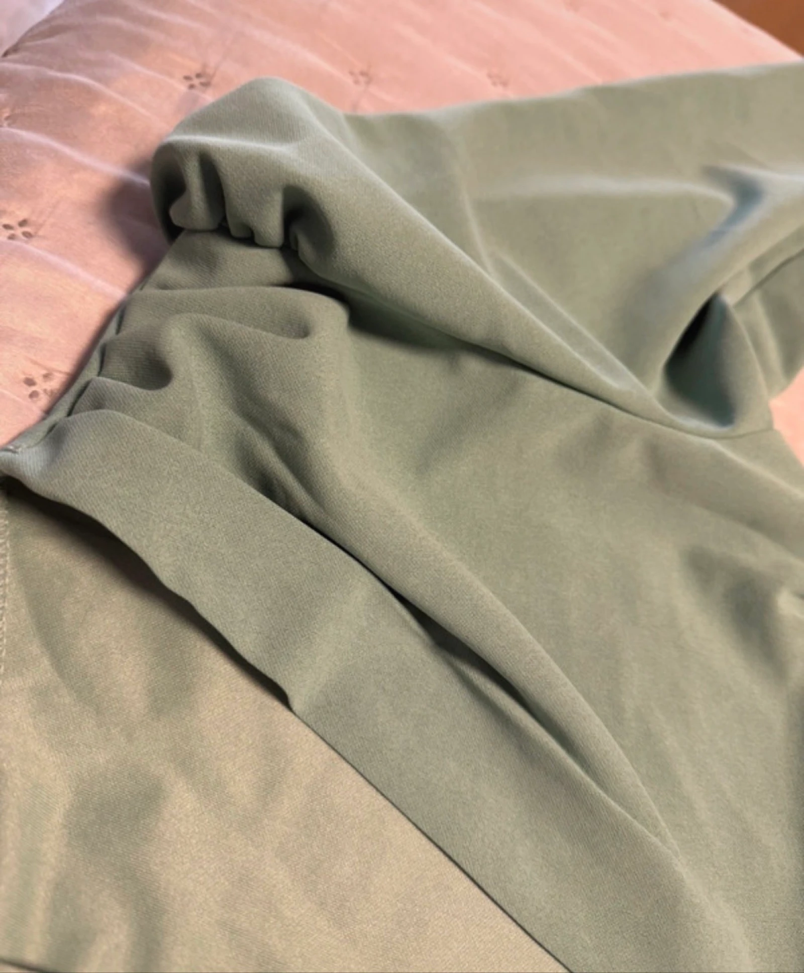 Robe de soirée vert émeraude avec décolleté en V et franges cascadées – photo 7